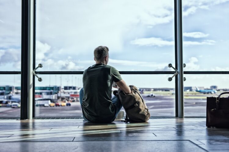 Backpack-Traveler am Flughafen