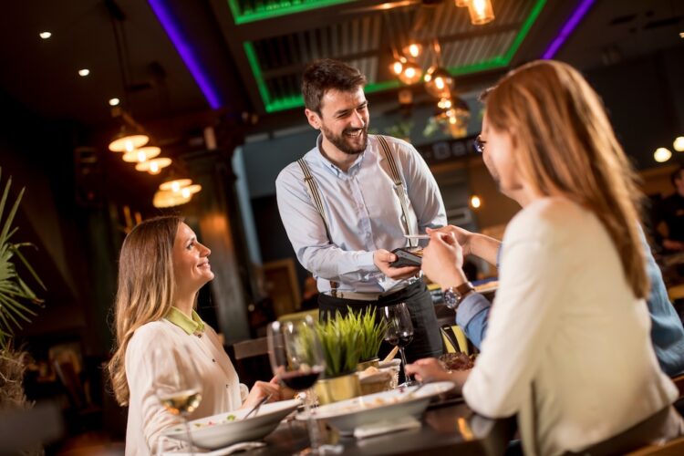 Zahlung mit Kreditkarte im Restaurant